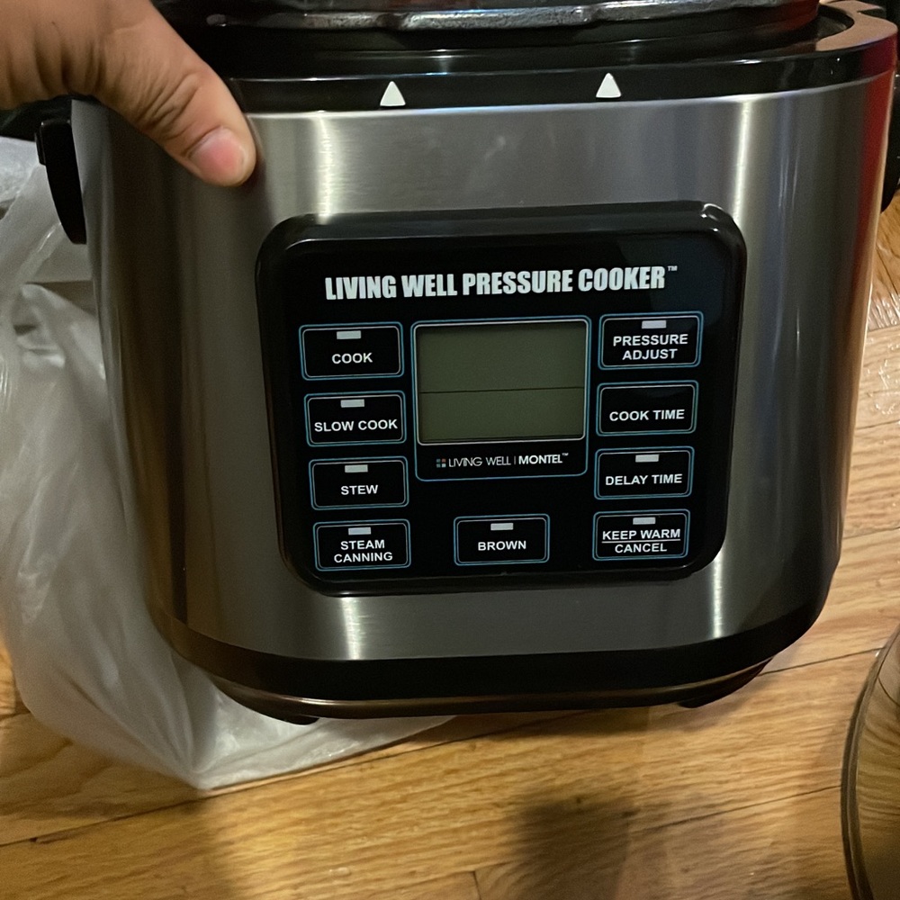 Instant pressure cooker 8quarts. By NuWave. Brand New